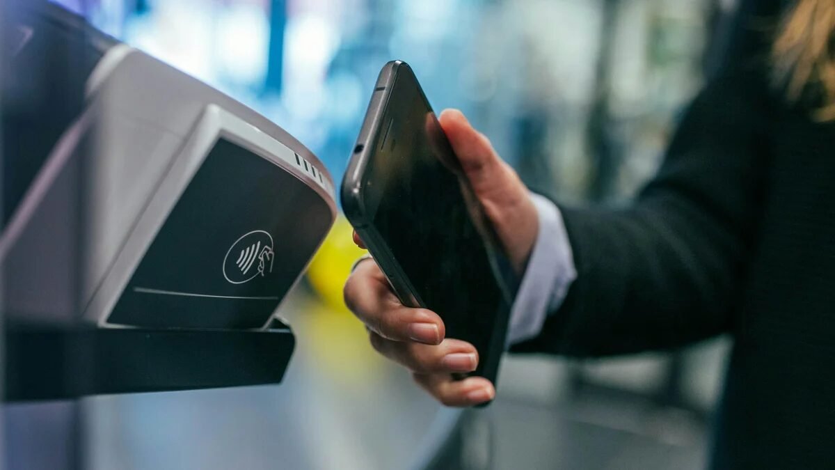Cartões de benefícios: pagamento por aproximação pelo celular avança no Brasil