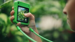 Celular para crianças troca redes sociais por “missões” fora de casa