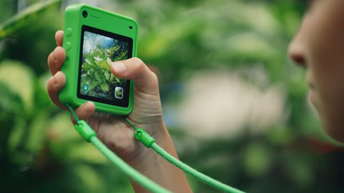 Celular para crianças troca redes sociais por “missões” fora de casa