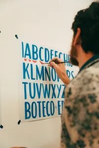 Edits lança nova tipografia 100% pintada à mão por artista brasileiro