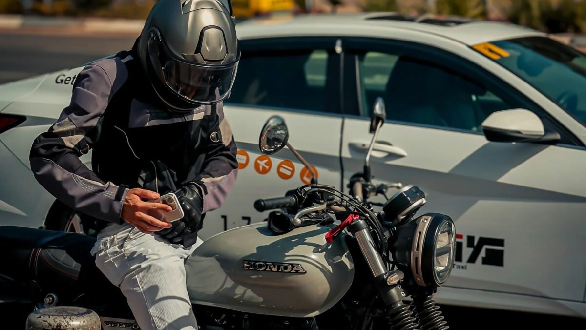 Pode usar fone de ouvido pilotando moto? Veja o que diz a lei
