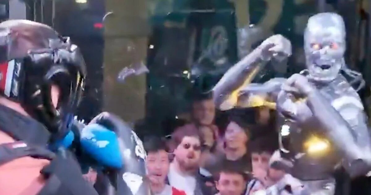 Robô e humano se enfrentam em luta no ringue; confira imagens do duelo