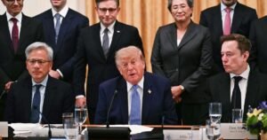 Sem leis: entenda o que significa o acordo de ‘autorregulação’ feito por Trump com empresas de IA