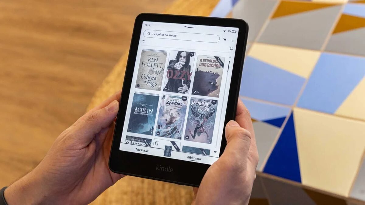 Amazon faz queima de Kindle com tela colorida e dá R$ 480 de desconto; parcela em 10x