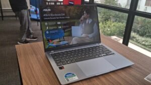 ASUS lança Vivobook S14 no Brasil com Snapdragon X e bateria de 30 horas