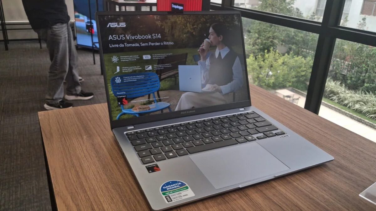 ASUS lança Vivobook S14 no Brasil com Snapdragon X e bateria de 30 horas