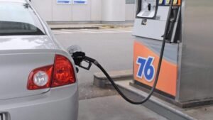 Carros a combustão perdem "reinado" e vendem abaixo de 50% pela 1ª vez