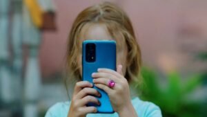 Celular demais? Criança de 3 anos chega ao hospital com 5 graus de miopia
