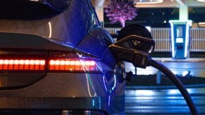 Celular e carro elétrico têm o mesmo problema ao passar de 80% de carga; entenda