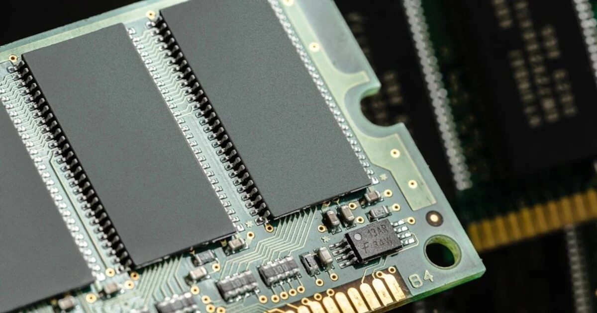 Crise de memórias vai piorar bastante, alerta CEO da Micron
