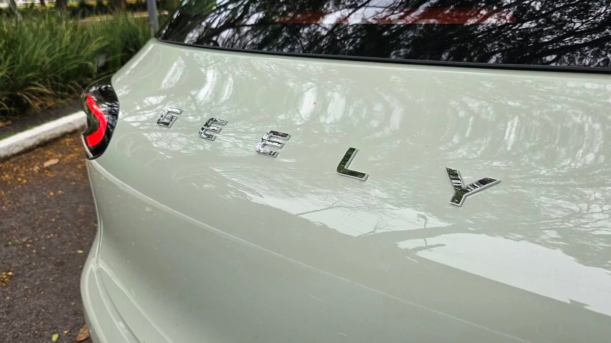Economia? Por que alguns carros chineses não têm limpador traseiro?
