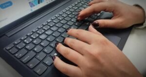 Geração Z usa mais IA para aprender, mas 57% têm dificuldade de aplicar o conhecimento