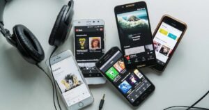 Homem é condenado nos EUA por fraude com músicas de IA no streaming