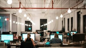 IA pode trazer mais trabalho para quem domina a tecnologia, aponta pesquisa