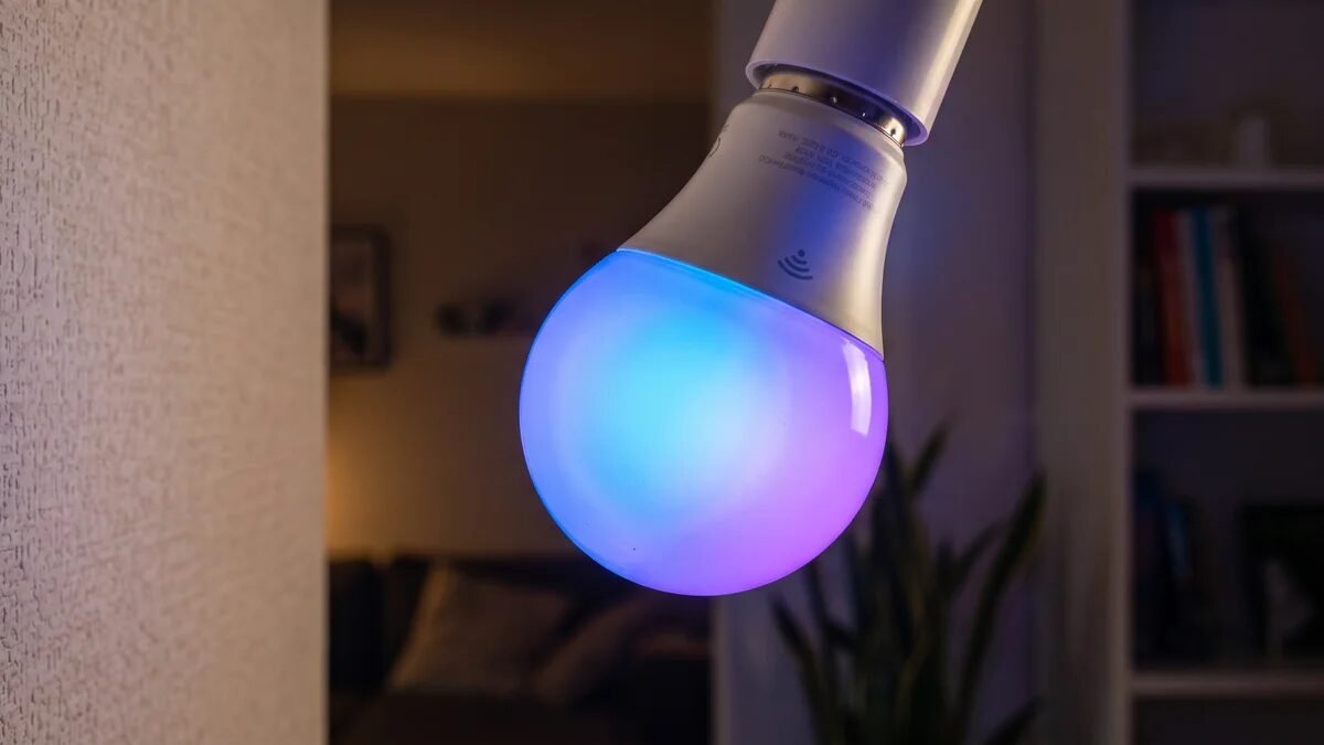 Lâmpada inteligente gasta luz desligada pelo Wi-Fi? Nós calculamos