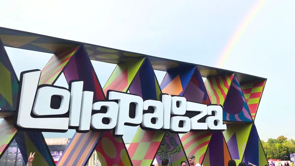 Lollapalooza 2027 anuncia Travis Scott, Charli XCX e The Killers; veja line-up