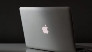 Mais leve, mas a que custo? Novo MacBook Pro OLED gera medo de cortes em portas e bateria