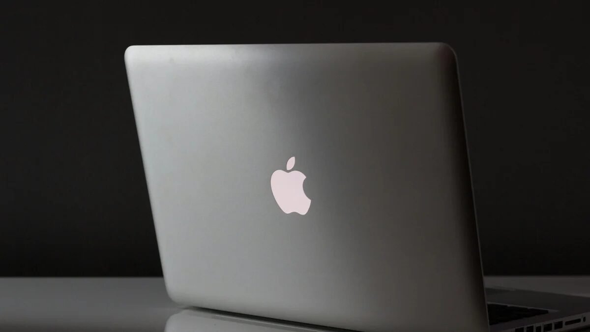 Mais leve, mas a que custo? Novo MacBook Pro OLED gera medo de cortes em portas e bateria