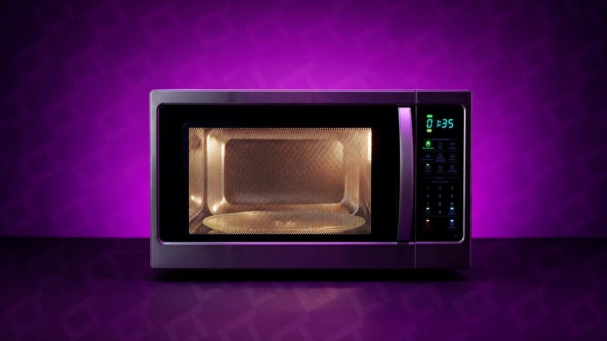 Micro-ondas vazio pode estragar? O que acontece se ligar sem nada