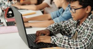 Pesquisa aponta barreiras de raça, gênero e custo no uso de IA por jovens