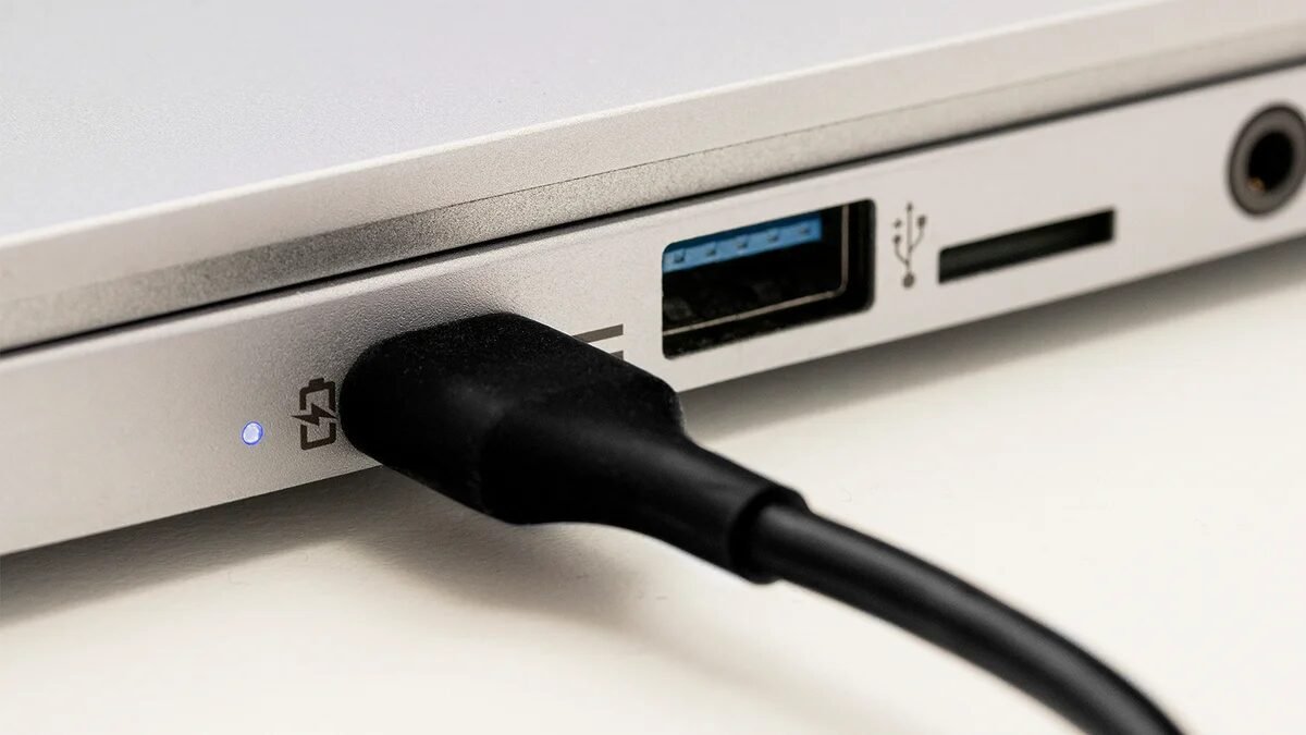 Por que algumas portas USB têm o símbolo de uma bateria ao lado?