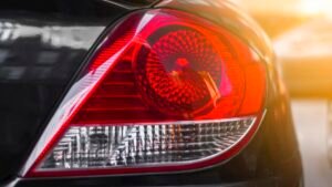 Por que alguns carros têm luz de ré só de um lado? Veja o que diz a lei