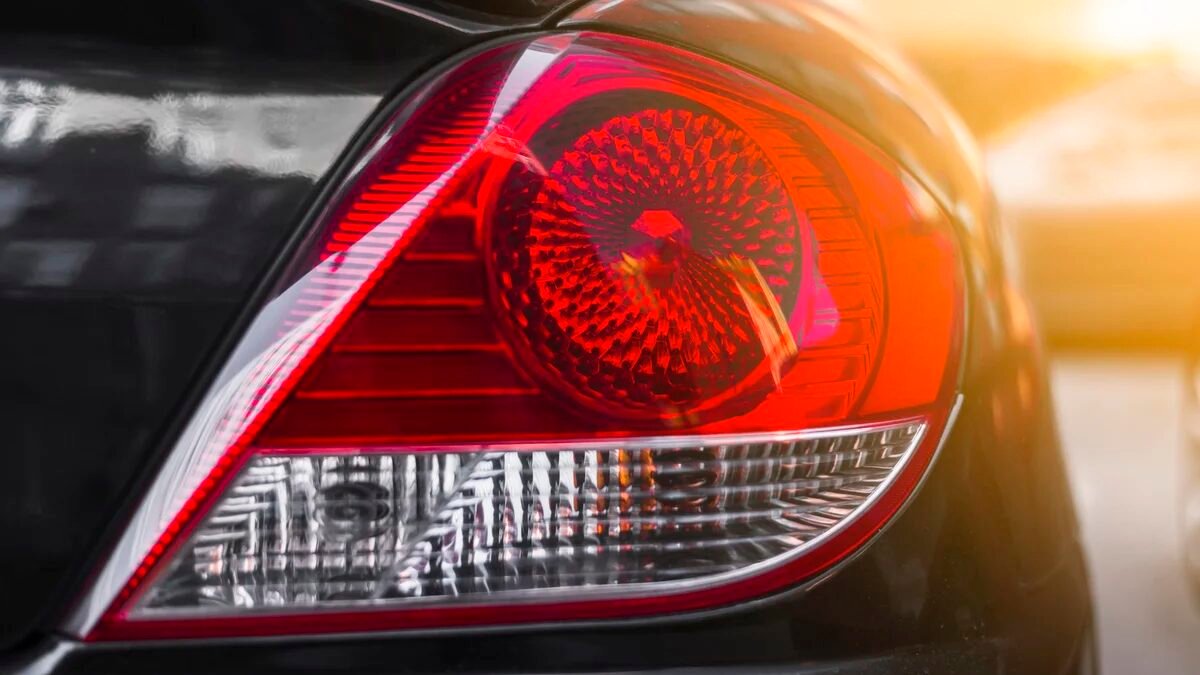 Por que alguns carros têm luz de ré só de um lado? Veja o que diz a lei