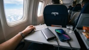 Power bank pode ir na mala despachada? Veja o que é permitido