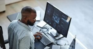 Salários de especialistas e gerentes em tecnologia chegam até a R$ 42 mil; confira valores