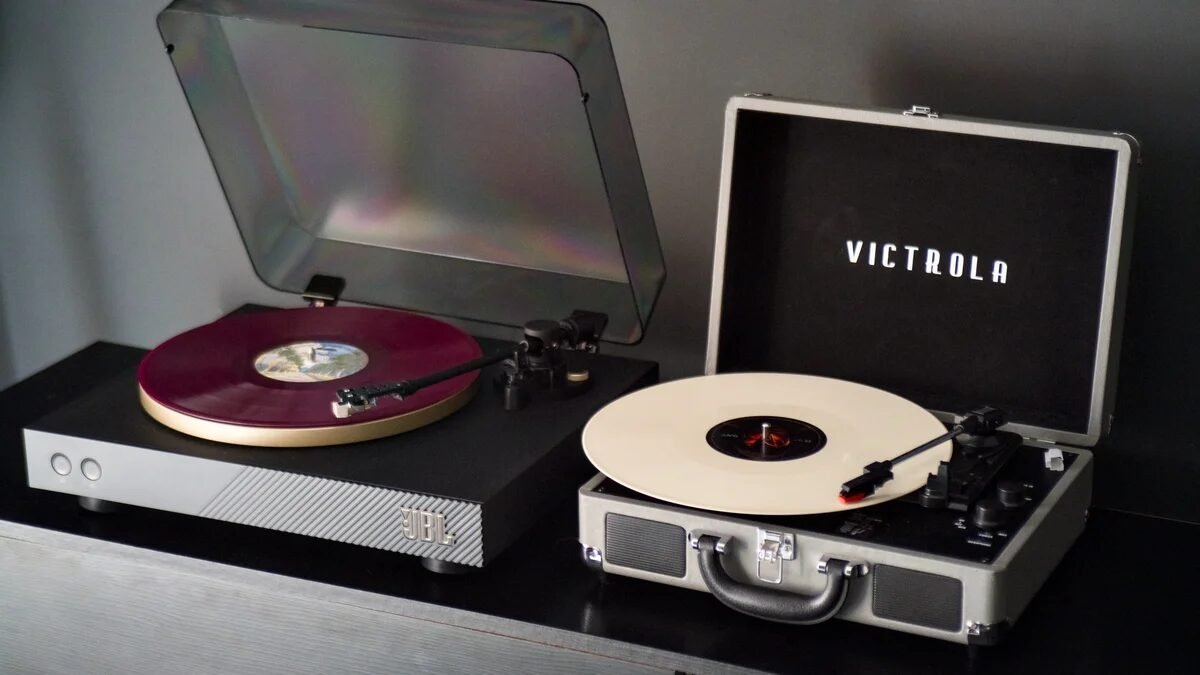 Vitrola de maleta é ruim mesmo? Comparei com toca-discos JBL e entendi o problema